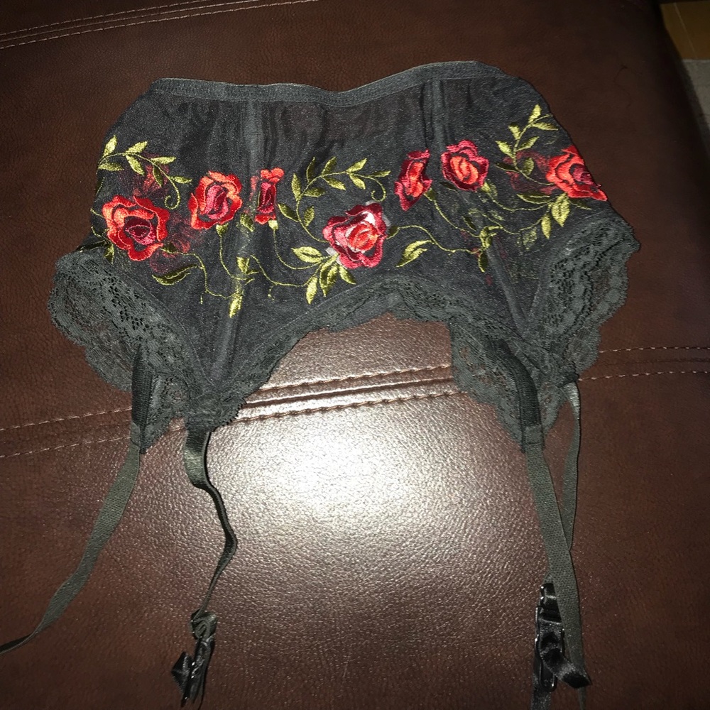 VICTORIAS SECRET ROSE GARDEN FLORAL FLOWER GARTER
